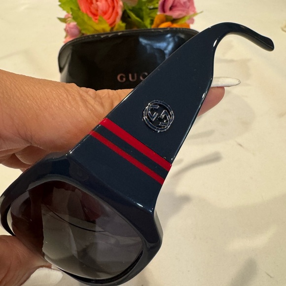 Authentic Gucci sunglasses with case - Picture 4 of 10